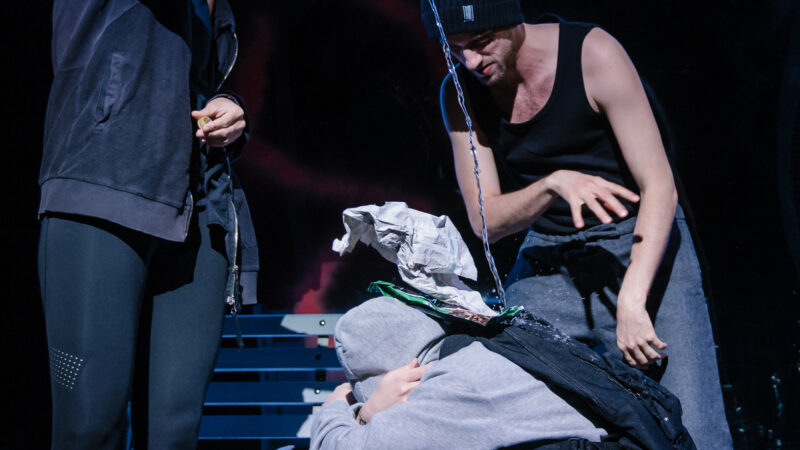 „Mein ziemlich seltsamer Freund Walter“

Produktion Stadttheater Fürth

Inszenierung:
Marco Steeger
Ausstattung:
Linda Hofmann
Komposition:
Hannes Hengster
Gewandmeisterin:
Anke Kreuzer-Scharnagl
Videodesign:
Paul Böschel
Das Stück entstand als Auftragswerk der Kunststiftung NRW anlässlich ihres 25-jährigen Jubiläums 2014.

mit Hannah Candolini, Sunna Hettinger, Mark Harvey Mühlemann, Frederick Redavid

Das Foto kann bei korrekter Urhebernennung fuer journalistische Zwecke honorarfrei verwendet werden: 

"Foto: Thomas Langer/Stadttheater Fuerth"