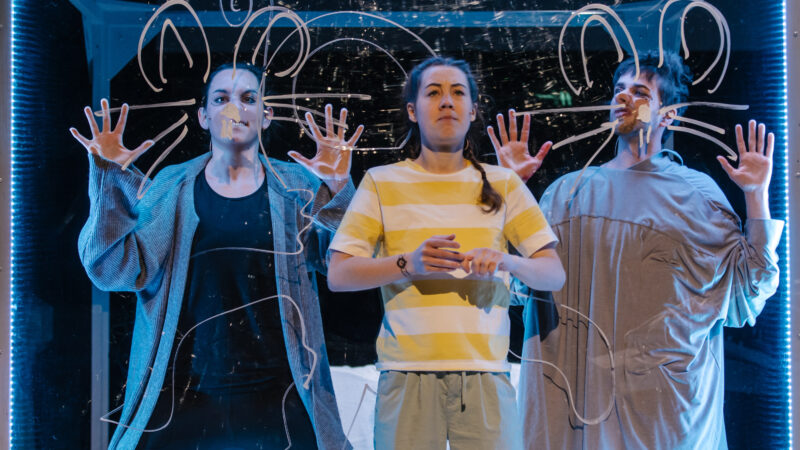 „Mein ziemlich seltsamer Freund Walter“

Produktion Stadttheater Fürth

Inszenierung:
Marco Steeger
Ausstattung:
Linda Hofmann
Komposition:
Hannes Hengster
Gewandmeisterin:
Anke Kreuzer-Scharnagl
Videodesign:
Paul Böschel
Das Stück entstand als Auftragswerk der Kunststiftung NRW anlässlich ihres 25-jährigen Jubiläums 2014.

mit Hannah Candolini, Sunna Hettinger, Mark Harvey Mühlemann, Frederick Redavid

Das Foto kann bei korrekter Urhebernennung fuer journalistische Zwecke honorarfrei verwendet werden: 

"Foto: Thomas Langer/Stadttheater Fuerth"