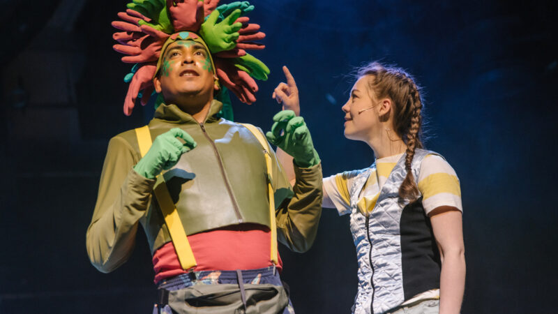 „Mein ziemlich seltsamer Freund Walter“

Produktion Stadttheater Fürth

Inszenierung:
Marco Steeger
Ausstattung:
Linda Hofmann
Komposition:
Hannes Hengster
Gewandmeisterin:
Anke Kreuzer-Scharnagl
Videodesign:
Paul Böschel
Das Stück entstand als Auftragswerk der Kunststiftung NRW anlässlich ihres 25-jährigen Jubiläums 2014.

mit Hannah Candolini, Sunna Hettinger, Mark Harvey Mühlemann, Frederick Redavid

Das Foto kann bei korrekter Urhebernennung fuer journalistische Zwecke honorarfrei verwendet werden: 

"Foto: Thomas Langer/Stadttheater Fuerth"