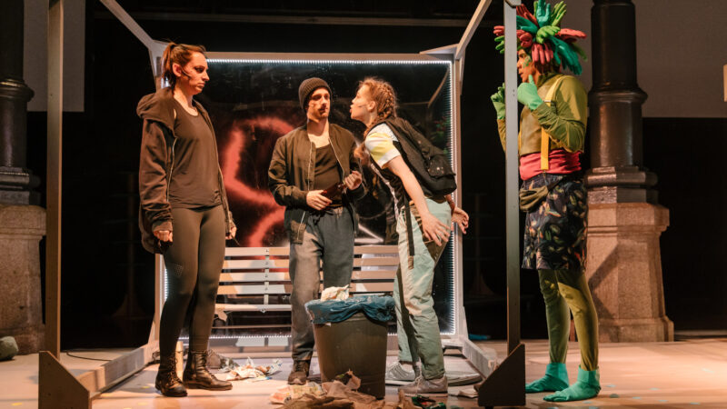 „Mein ziemlich seltsamer Freund Walter“

Produktion Stadttheater Fürth

Inszenierung:
Marco Steeger
Ausstattung:
Linda Hofmann
Komposition:
Hannes Hengster
Gewandmeisterin:
Anke Kreuzer-Scharnagl
Videodesign:
Paul Böschel
Das Stück entstand als Auftragswerk der Kunststiftung NRW anlässlich ihres 25-jährigen Jubiläums 2014.

mit Hannah Candolini, Sunna Hettinger, Mark Harvey Mühlemann, Frederick Redavid

Das Foto kann bei korrekter Urhebernennung fuer journalistische Zwecke honorarfrei verwendet werden: 

"Foto: Thomas Langer/Stadttheater Fuerth"