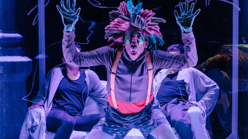 „Mein ziemlich seltsamer Freund Walter“

Produktion Stadttheater Fürth

Inszenierung:
Marco Steeger
Ausstattung:
Linda Hofmann
Komposition:
Hannes Hengster
Gewandmeisterin:
Anke Kreuzer-Scharnagl
Videodesign:
Paul Böschel
Das Stück entstand als Auftragswerk der Kunststiftung NRW anlässlich ihres 25-jährigen Jubiläums 2014.

mit Hannah Candolini, Sunna Hettinger, Mark Harvey Mühlemann, Frederick Redavid

Das Foto kann bei korrekter Urhebernennung fuer journalistische Zwecke honorarfrei verwendet werden: 

"Foto: Thomas Langer/Stadttheater Fuerth"