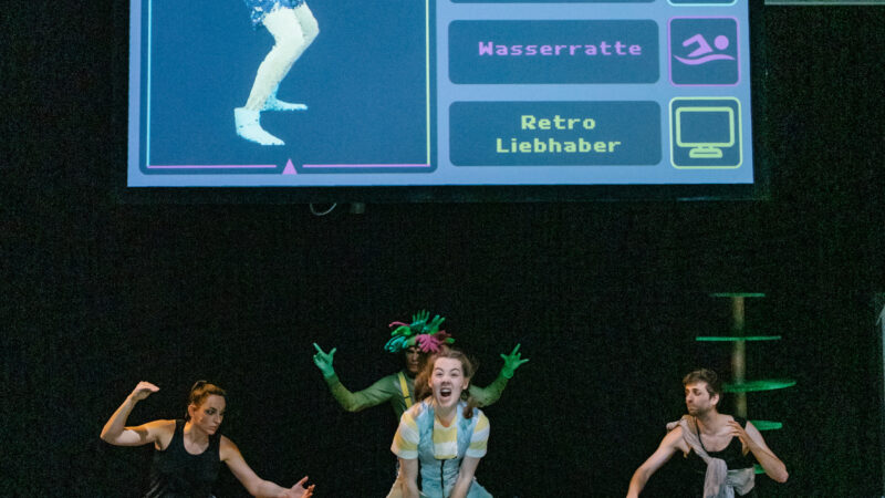 „Mein ziemlich seltsamer Freund Walter“

Produktion Stadttheater Fürth

Inszenierung:
Marco Steeger
Ausstattung:
Linda Hofmann
Komposition:
Hannes Hengster
Gewandmeisterin:
Anke Kreuzer-Scharnagl
Videodesign:
Paul Böschel
Das Stück entstand als Auftragswerk der Kunststiftung NRW anlässlich ihres 25-jährigen Jubiläums 2014.

mit Hannah Candolini, Sunna Hettinger, Mark Harvey Mühlemann, Frederick Redavid

Das Foto kann bei korrekter Urhebernennung fuer journalistische Zwecke honorarfrei verwendet werden: 

"Foto: Thomas Langer/Stadttheater Fuerth"
